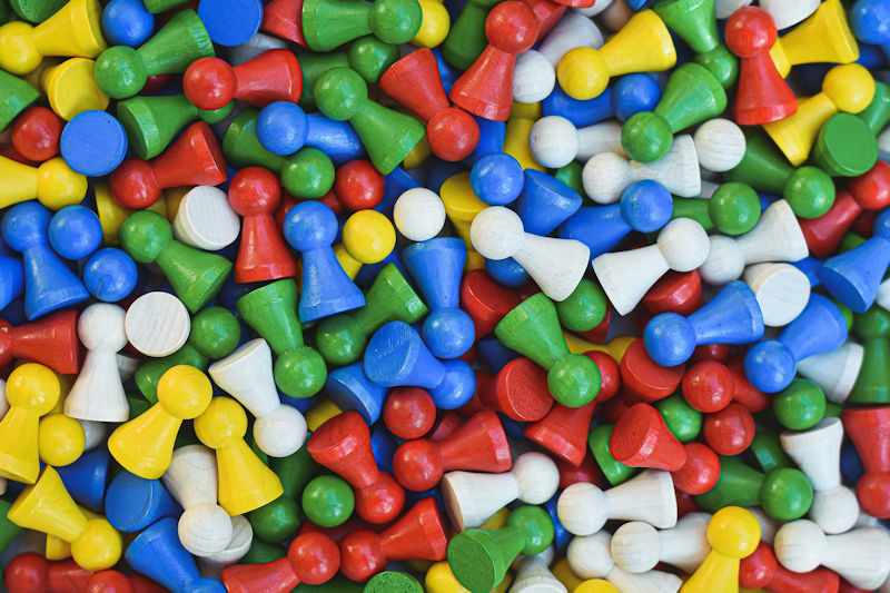 Erivärisiä pelinappuloita