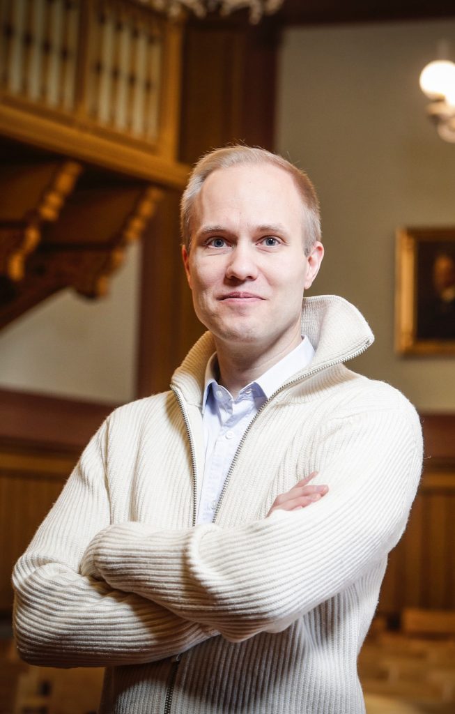 Marko Siitonen seisoo kädet puuskassa puolivartalokuvassa